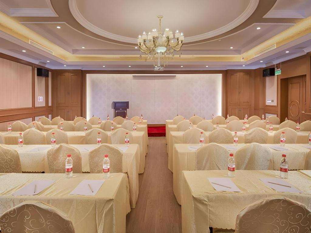 Vienna Hongqiao National Exhibition Center Fengxi Beiqing Road