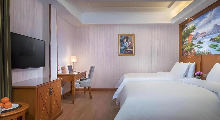 Vienna Hongqiao National Exhibition Center Fengxi Beiqing Road 3*
