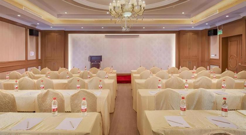Vienna Hongqiao National Exhibition Center Fengxi Beiqing Road 3*