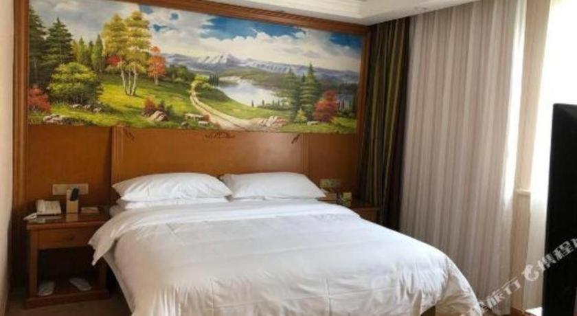 Vienna Hongqiao National Exhibition Center Fengxi Beiqing Road 3*